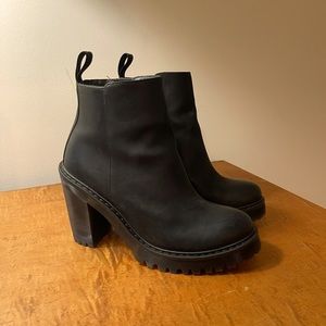 Dr. Martens Magdalena Black Leather Heeled Chelsea Boots in size USW9